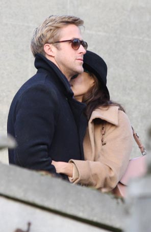 Eva Mendes viaja para Tailândia para ver Ryan Gosling