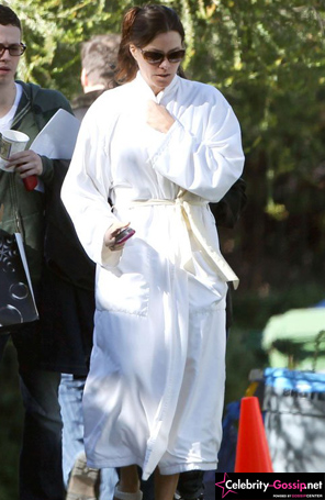 Sofia Vergara anda de roupão no <i>set</I> de <i>Modern Family</i>