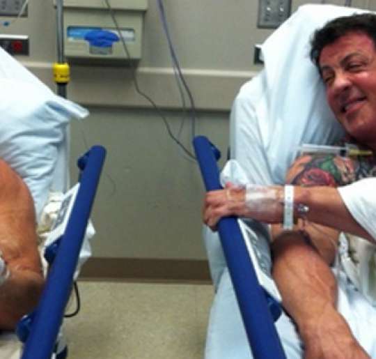 Schwarzenegger divulga foto com Stallone no hospital Estrelando