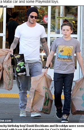 David Beckham é clicado em loja de brinquedos com o primogênito