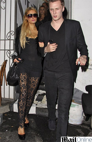 Paris Hilton usa calça transparente