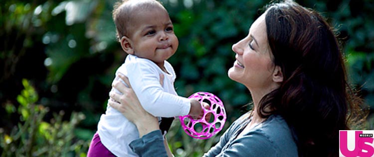 Kristin Davis posa com a filha em parque de Los Angeles