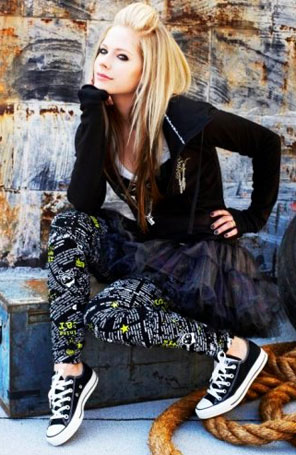 Avril Lavigne faz parceria com <i>site</i> de calçados