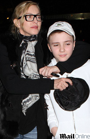 Madonna abraça filho em Nova York
