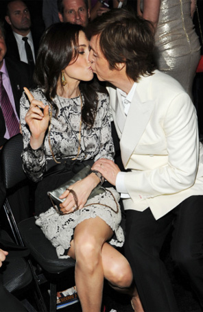 Paul McCartney beija a esposa