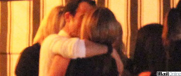 Jennifer Aniston comemora 43 anos aos beijos