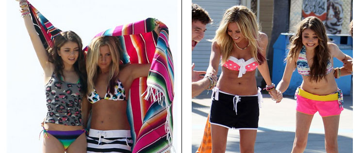 Ashley Tisdale posa de biquíni com Sarah Hyland