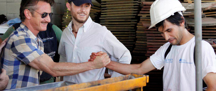 Sean Penn visita fábrica na Argentina
