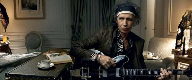 Keith Richards assusta namorados das filhas com facas