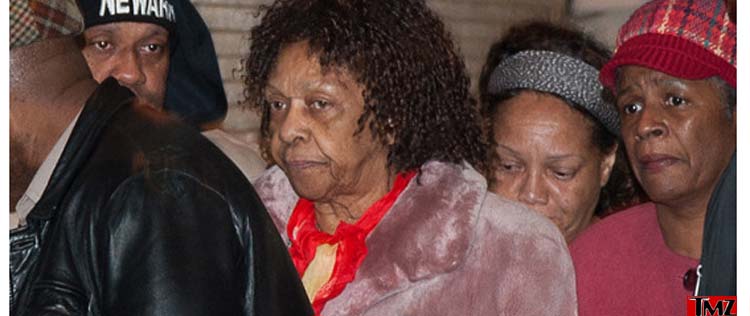 Mãe de Whitney Houston chega a Nova Jersey para o funeral