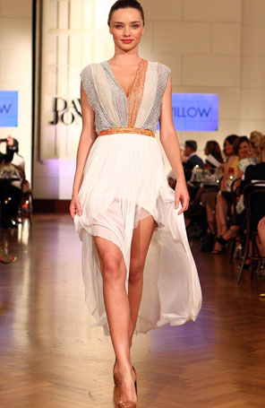 Miranda Kerr marca a passarela da <i>David Jones</i>