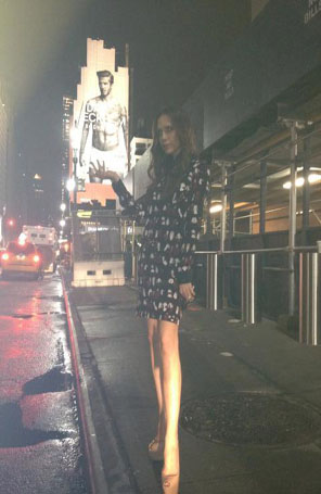 Victoria Beckham faz brincadeira com um pôster do marido em Nova York