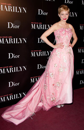 Michelle Williams exibe vestido com cauda em <i>première</i>
