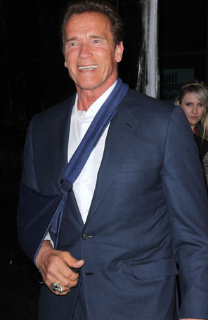 Arnold Schwarzenegger é visto com tipoia no braço após cirurgia