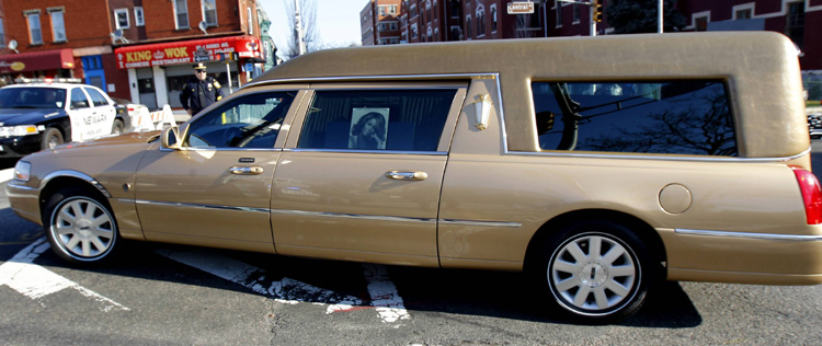 Corpo de Whitney Houston segue para o funeral