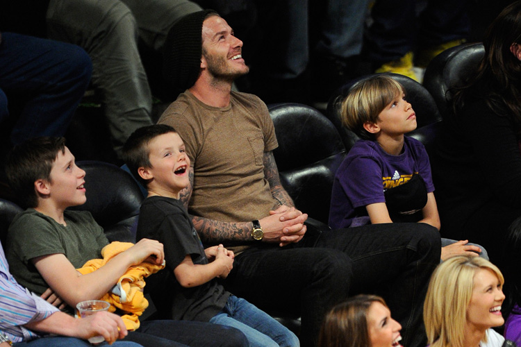 David Beckham leva filhos a jogo de basquete e dá olhada para <I>cheerleader</i>