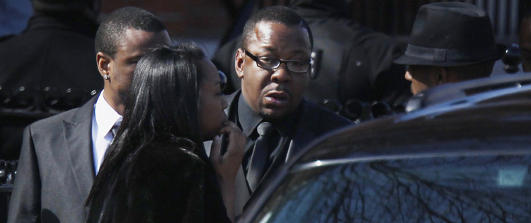 Ex-marido de Whitney Houston fica pouco tempo no funeral