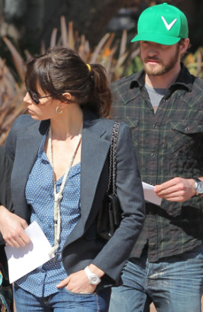 Jessica Biel exibe anel de noivado, diz revista