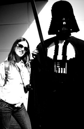 Alessandra Ambrosio tira foto com Darth Vader