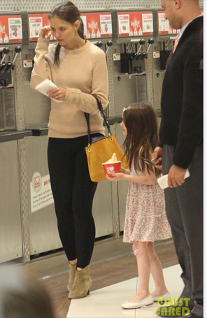 Kate Holmes passeia com a filha em Beverly Hills