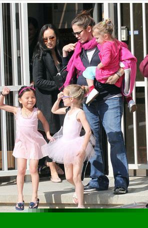 Jennifer Garner passeia com as filhas Violet e Seraphina