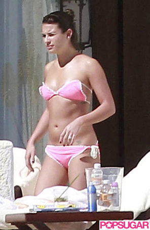 Lea Michele é clicada de biquíni no México