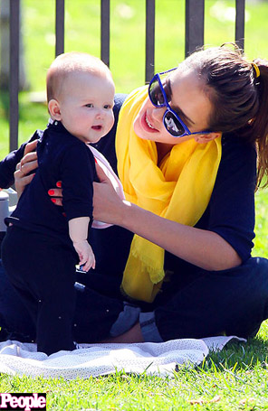 Jessica Alba brinca com a filha no parque