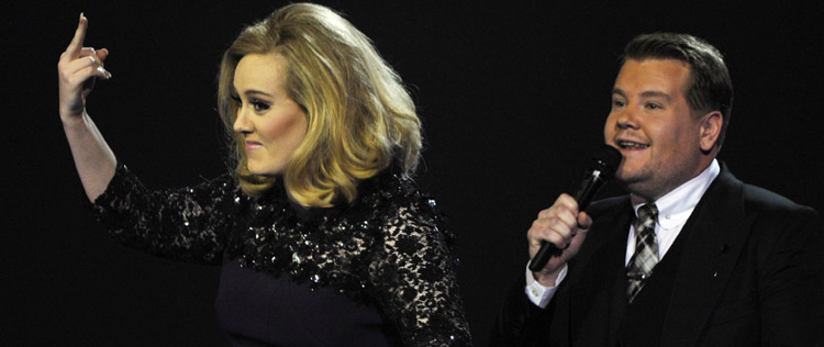 Adele leva dois prêmios no <I>Brit Awards</i> e faz gesto obsceno no palco