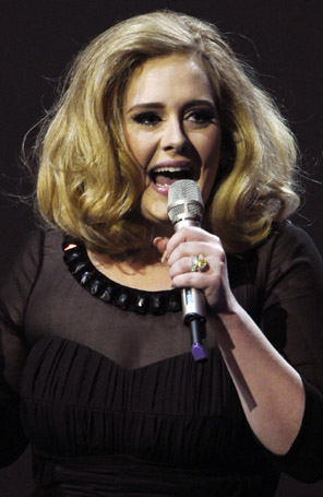 Adele exibe anel com brilhantes e levanta a suspeita de noivado