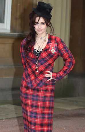 Helena Bonham Carter é condecorada pela rainha Elizabeth II