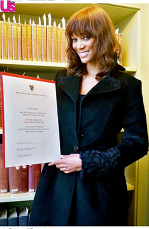 Tyra Banks exibe orgulhosa diploma de Negócios de <i>Harvard</i>