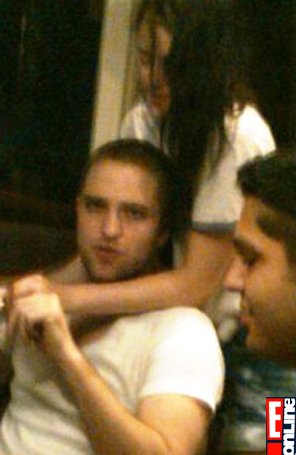 Robert Pattinson e Kristen Stewart são flagrados juntinhos