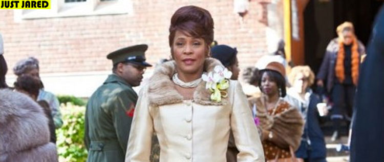 Whitney Houston canta em vídeo e estrela nova imagem de filme