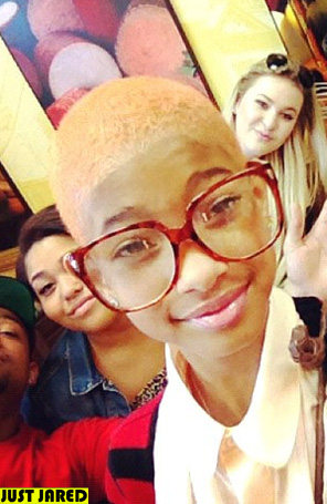 Depois de raspar o cabelo, Willow Smith está loira