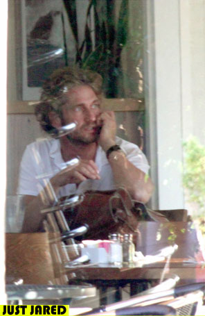 Após <i>rehab</i>, Gerard Butler almoça sozinho