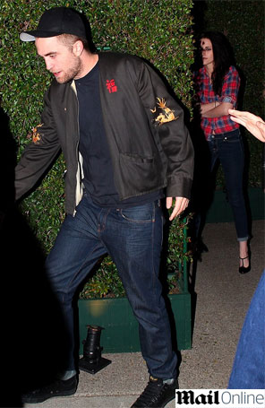 Kristen Stewart tenta se esconder ao deixar festa com Robert Pattinson