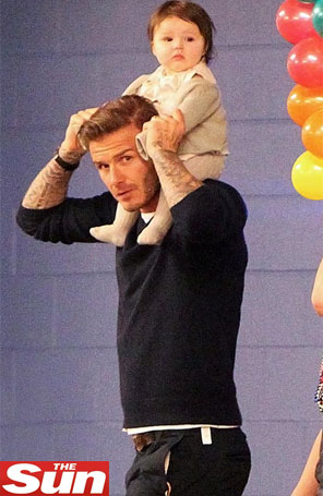 David Beckham leva Harper nos ombros