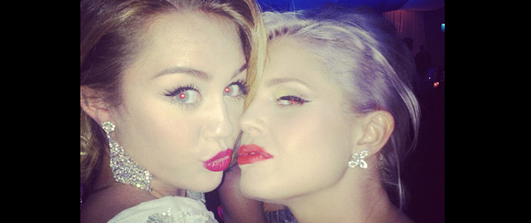 Kelly Osbourne e Miley Cyrus quase se beijam em festa
