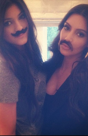 Kim Kardashian exibe bigode em foto publicada no <i>Twitter</i>