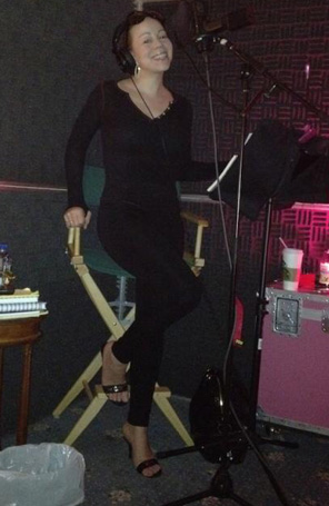 Mariah Carey divulga imagem gravando seu novo álbum