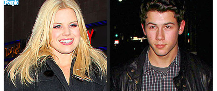 Nick Jonas e estrela de <i>Smash</i> são flagrados juntos