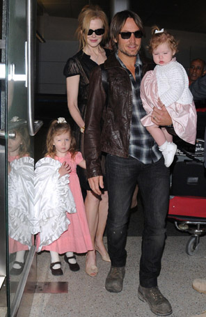 Nicole Kidman desembarca com a família em Los Angeles