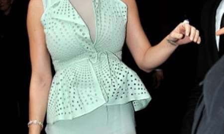 Katy Perry usa vestido transparente