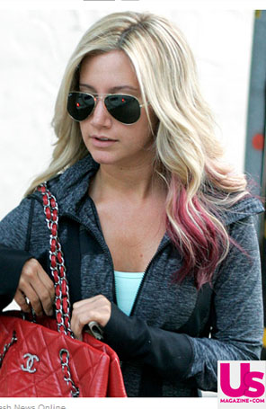 Ashley Tisdale aparece com mechas rosas