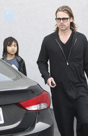 Brad Pitt vai com filho comprar guitarra