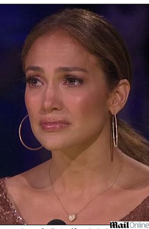 Jennifer Lopez chora em <i>performance</i> de <i>American Idol</i>