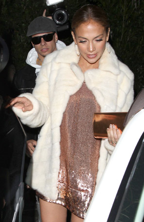 Jennifer Lopez usa vestido curto para jantar com o namorado