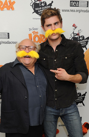 Zac Efron participa de evento em Nova York com bigode