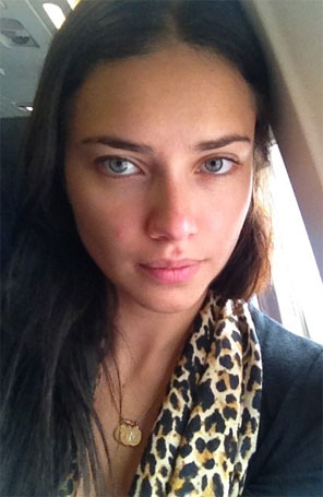 Adriana Lima posta foto sem maquiagem