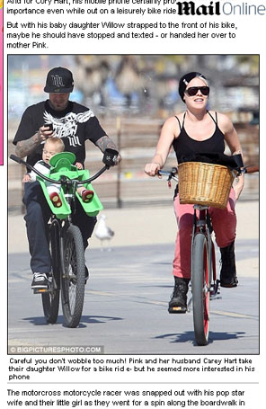 Marido de P!nk mexe no celular enquanto anda de bicicleta com filha